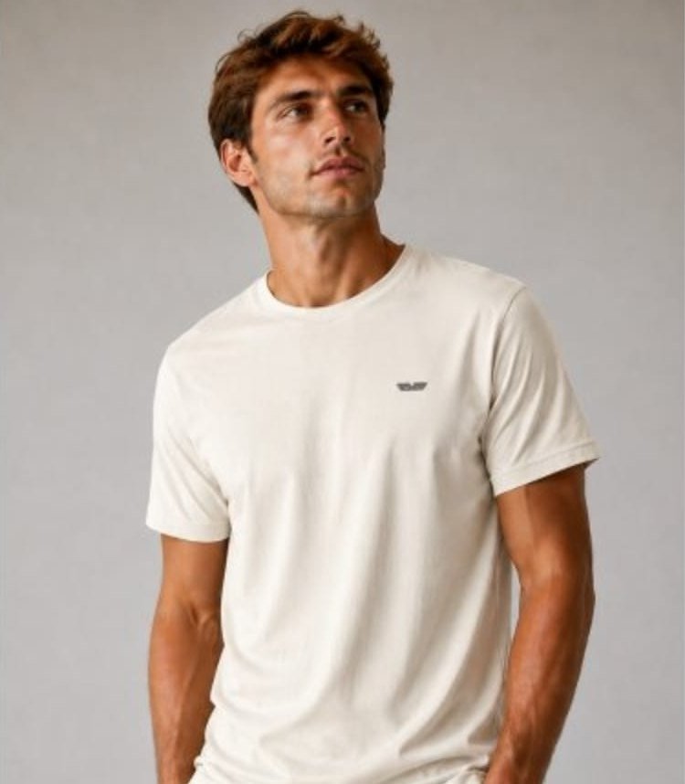 Modelo con camiseta básica off-white de algodón